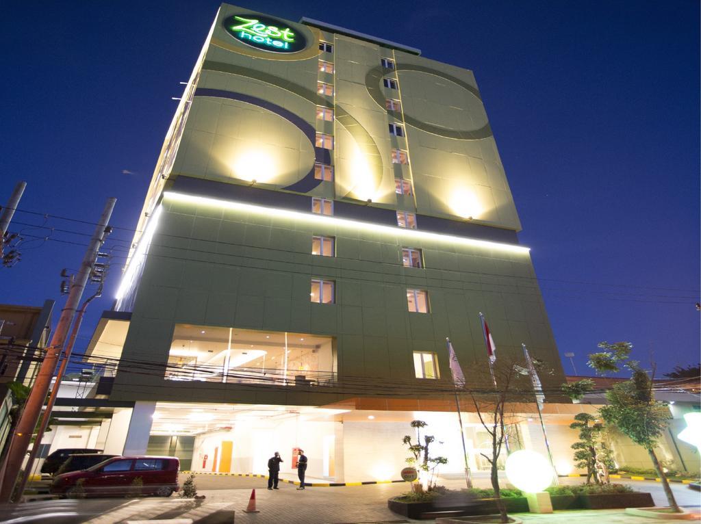 Zest Jemursari By Swiss-Belhotel International Surabaya Exterior photo