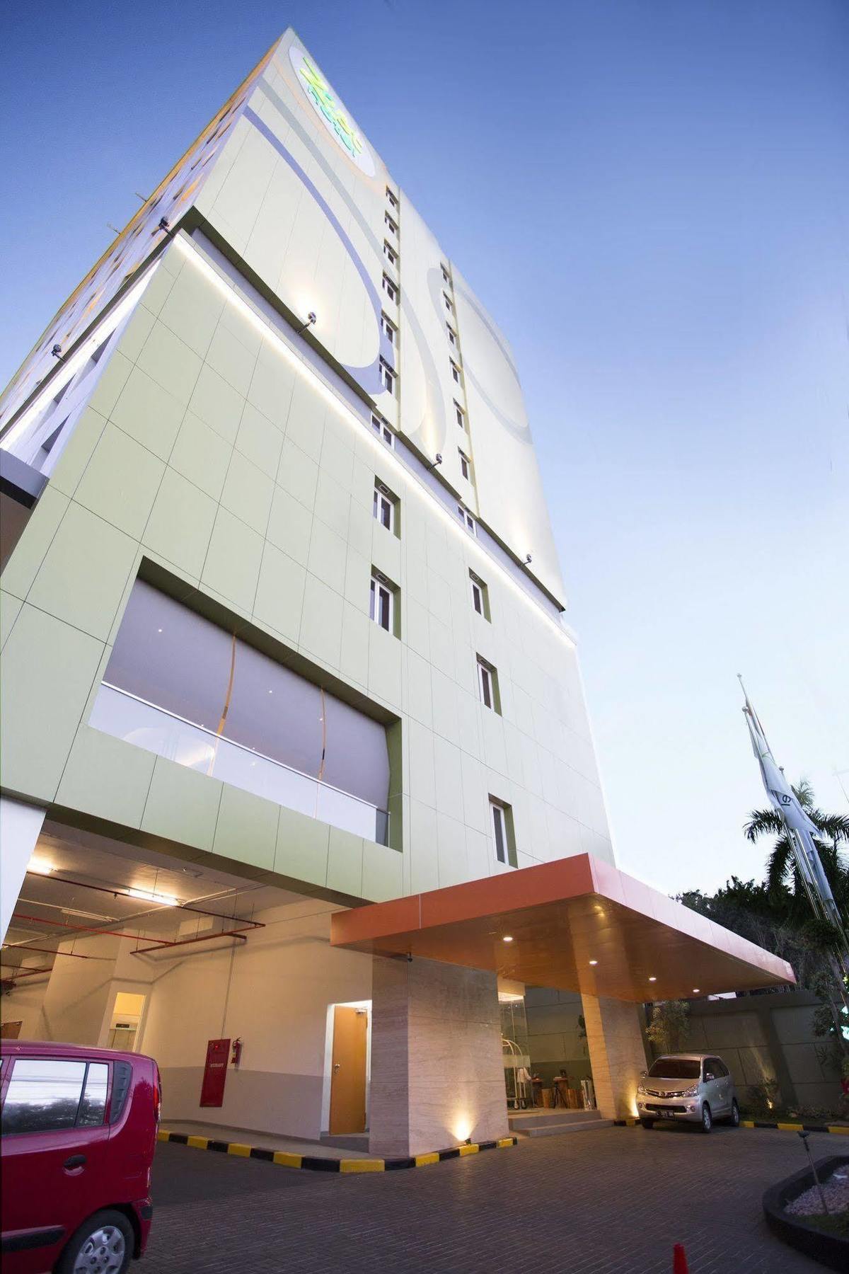 Zest Jemursari By Swiss-Belhotel International Surabaya Exterior photo