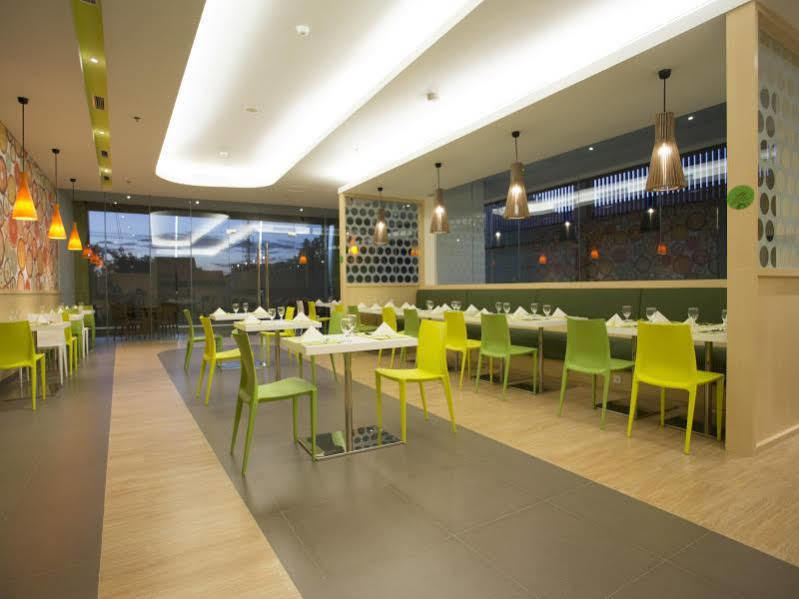 Zest Jemursari By Swiss-Belhotel International Surabaya Exterior photo