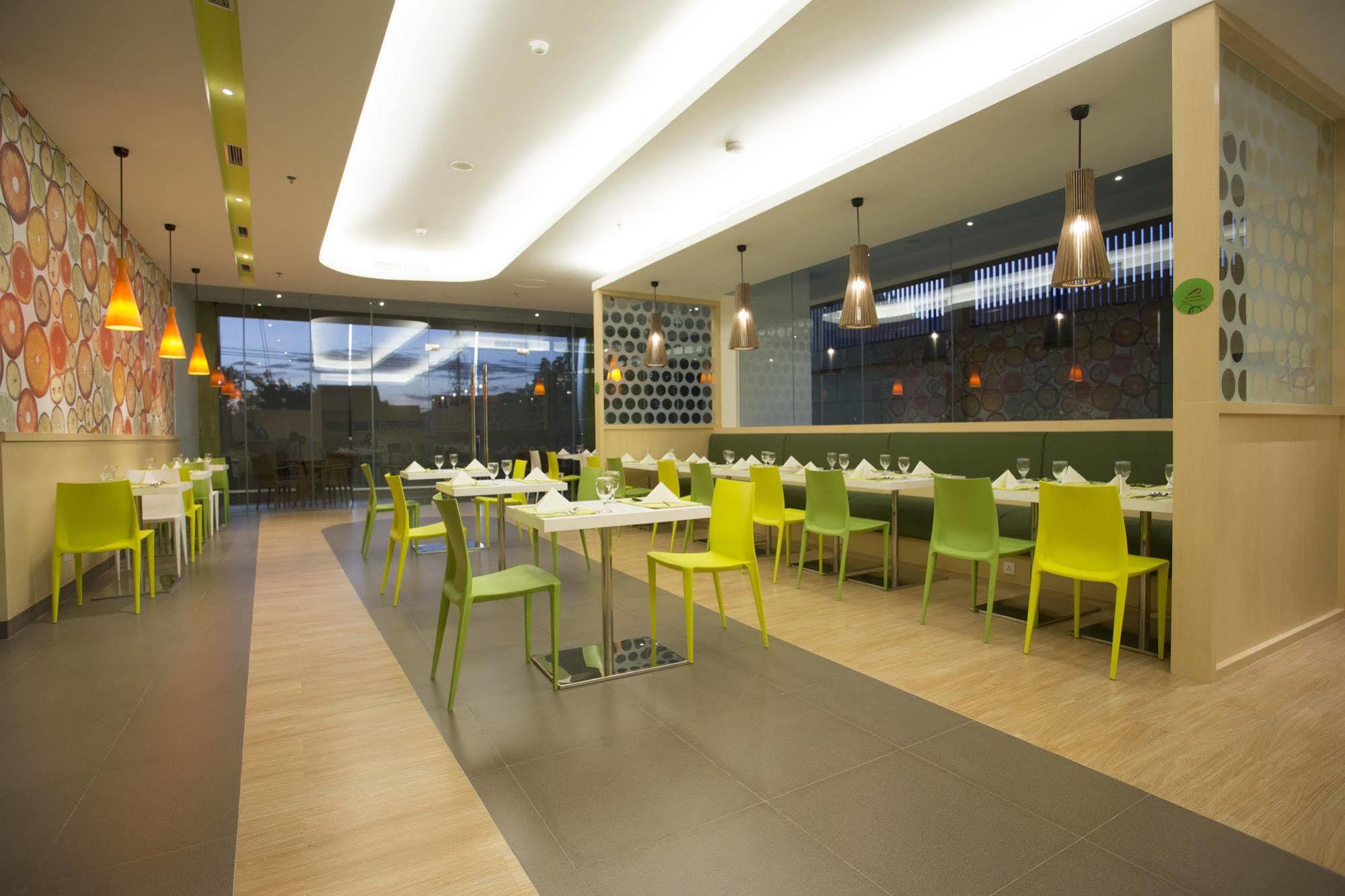 Zest Jemursari By Swiss-Belhotel International Surabaya Exterior photo